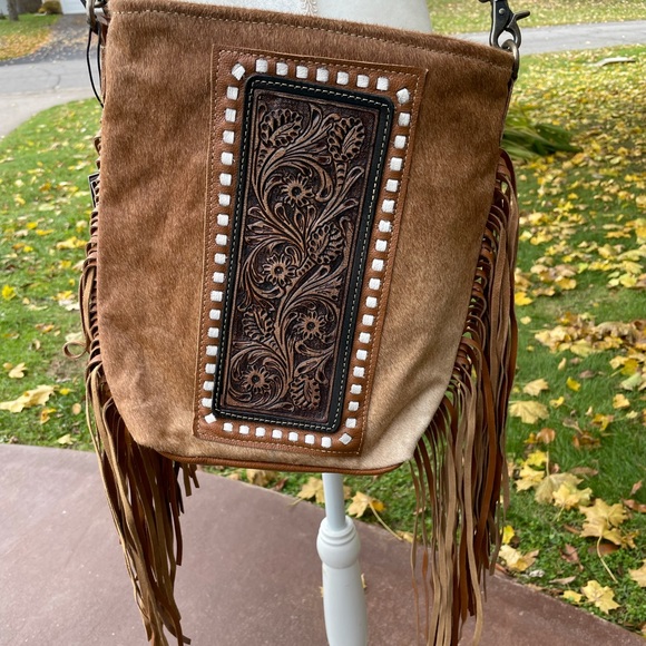 NWT Genuine Hide and Leather Crossbody with Gorgeous Buckstitch - Picture 2 of 4